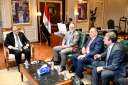 وزير التجارة والصناعة يبحث مع...
