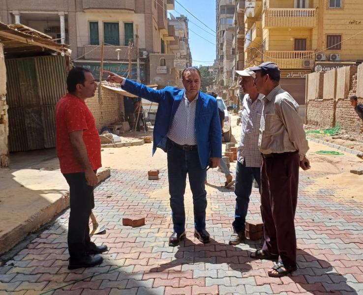 متابعة أعمال رصف ورفع كفاءة عدد من الشوارع والطرق بـ3 مراكز بالمنيا