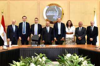 وزير النقل يشهد توقيع عقد...