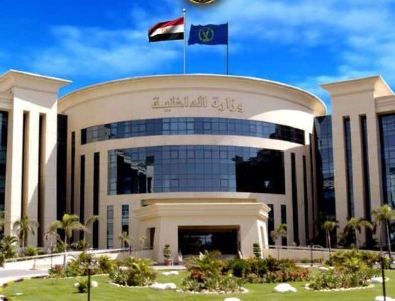ضبط أحد الأشخاص بالجيزة لقيامه بسرقة الحسابات الإلكترونية الخاصة بالمواطنين وإنتحال صفتهم