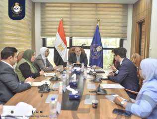 رئيس هيئة الدواء يجتمع مع...