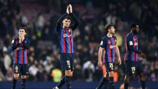 برشلونة يطيح بهذا الثلاثي من...