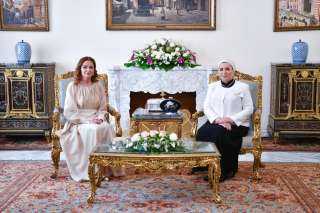 السيدة انتصار السيسى وحرم رئيس...