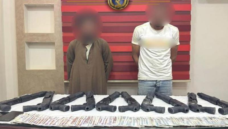 ضبط شخصين بالفيوم لقيامهما بالإتجار فى الأسلحة النارية وبحوزتهما 10 قطع سلاح نارى