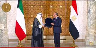 الرئيس السيسي يقلد أمير الكويت...