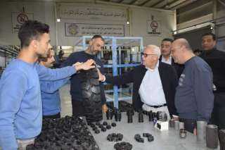 محافظ بورسعيد يُهنئ الأيدي العاملة...