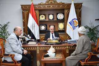 محافظ قنا يواصل استقبال المواطنين...
