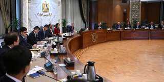 رئيس الوزراء يعقد اجتماعًا مع...