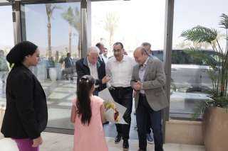 رئيس الوزراء يتفقد عددا من...
