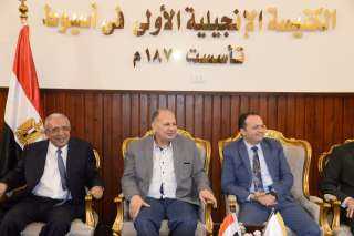 محافظ أسيوط يزور الكنيسة الإنجيلية...