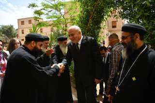 محافظ قنا يزور دير الأنبا...