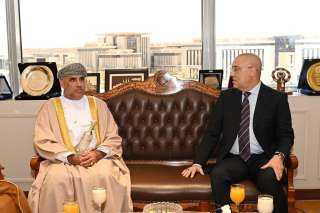 وزير الإسكان يلتقى نظيره العماني...