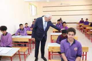 وزير التربية والتعليم يتابع امتحانات...