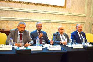 وزير الإسكان يتابع موقف التعاون...