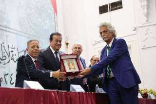 وزير الصحة يثمن جهود الأطقم...