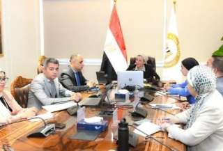 وزيرة البيئة تناقش مع ممثلي...