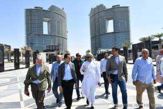 مساعد وزير الإسكان يصطحب وزير...