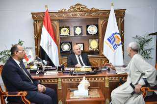 محافظ قنا يستقبل المواطنين بمكتبه...