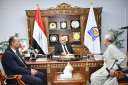 محافظ قنا يستقبل المواطنين بمكتبه...