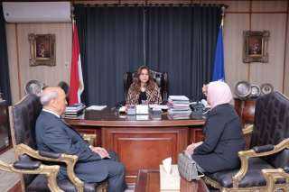 محافظ دمياط تبحث مع المشرف...