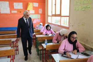 وزير التربية والتعليم يتابع امتحانات...