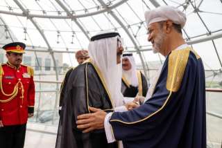 أمير الكويت يستقبل السلطان هيثم...