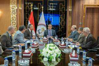 وزير الإنتاج الحربي يبحث موقف...