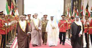 أمير الكويت على رأس مودعي...