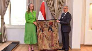 وزير العمل يلتقي رئيس الاتحاد...