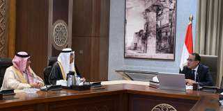 رئيس الوزراء يبحث مع مسئولين...