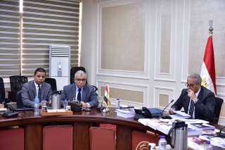 وزير العمل يتابع أخر مستجدات...