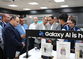 رئيس الوزراء يتفقد مجمع مصانع...