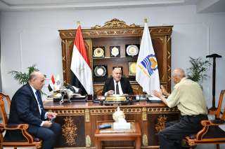 محافظ قنا يستقبل المواطنين بمكتبه...