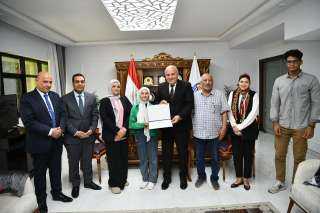 محافظ قنا يكرم الطلاب الفائزين...