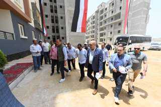 وزير الإسكان يتفقد وحدات المبادرة...