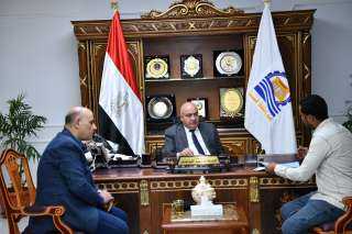 محافظ قنا يستقبل المواطنين ويوجه...