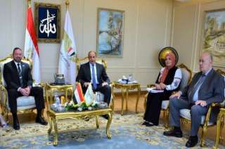 وزير الطيران المدنى يلتقي وفد...