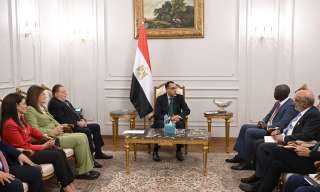 رئيس الوزراء يستعرض ملفات التعاون...