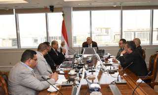 وزير الإسكان يتابع سير العمل...