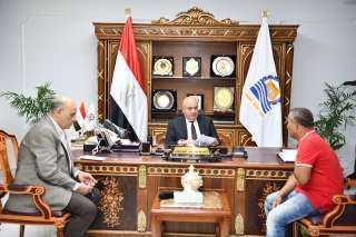 محافظ قنا يستقبل المواطنين ويوجه...