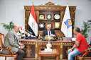 محافظ قنا يستقبل المواطنين ويوجه...