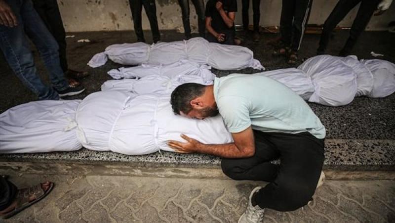 مقتل 12 في غارة إسرائيلية على مخزن مساعدات شرق دير البلح وسط قطاع غزة