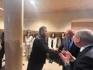 وزير الخارجية يقوم بزيارة الي...
