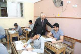 وزير التربية والتعليم يتفقد امتحانات...