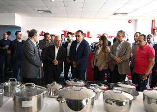 رئيس الوزراء يتفقد مصنع ”سب...
