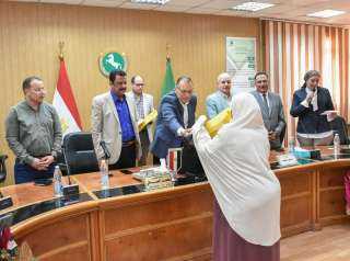 محافظ الشرقية  يُسلم ملابس...