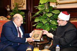 وزير الأوقاف يهدي رئيس مجلس...
