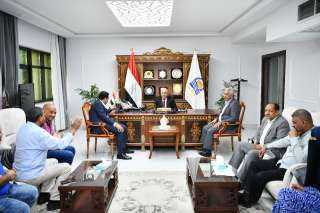 محافظ قنا يتابع مستجدات العمل...