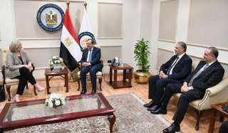 وزير البترول  يبحث مع...