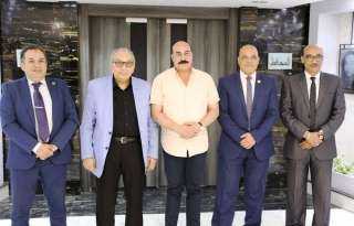 محافظ أسوان يستقبل عميد المعهد...
